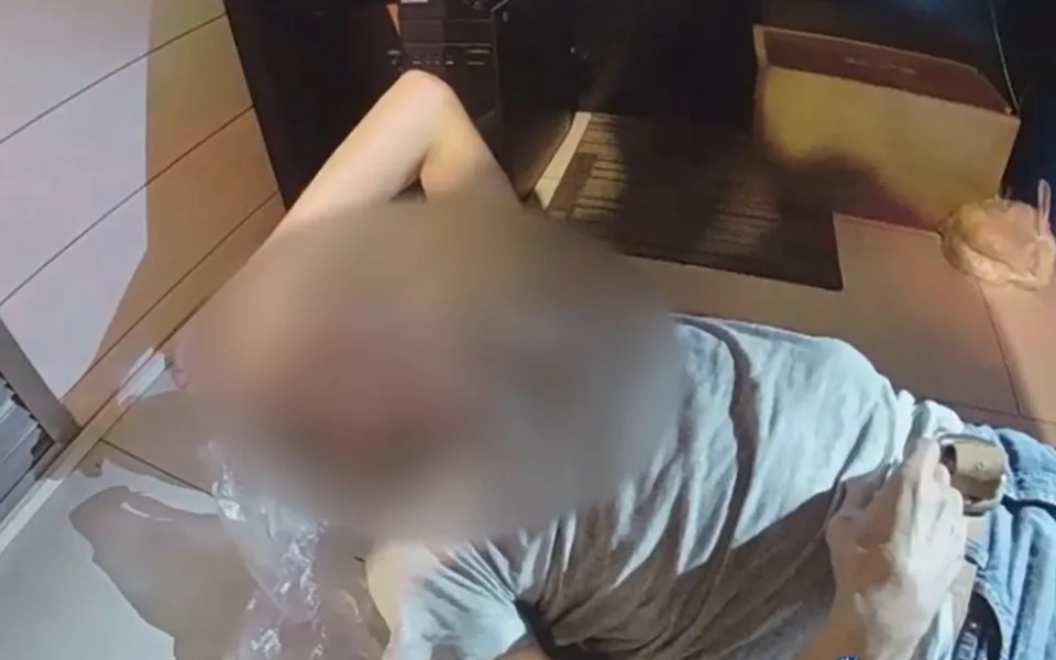 VIDEO: Starší muž se skácel k zemi. Zachránila ho všímavá kolemjdoucí