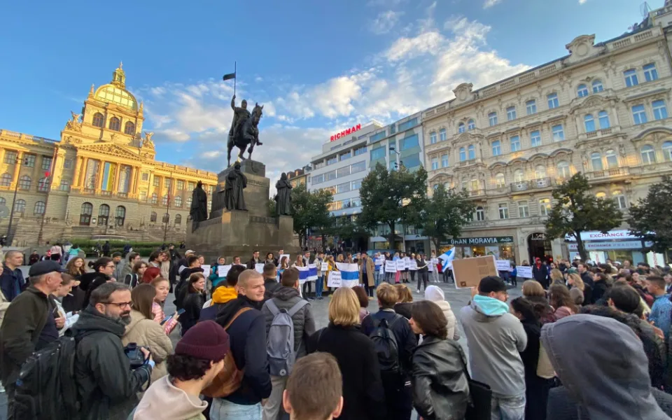 V centru Prahy se sešli Rusové. Požadují okamžité zastavení Putina