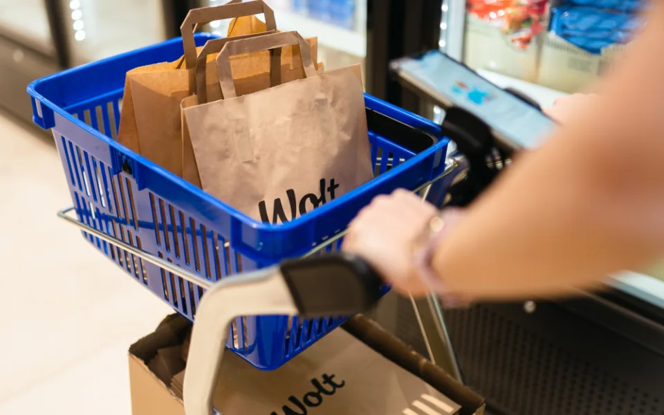 Šampon, rohlík i nabíječka. Zboží se k vám nyní přes Wolt Market dostane do 30 minut po celé Praze!