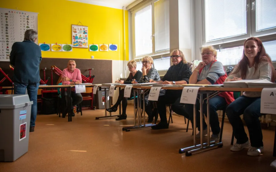 VOLBY 2022: Sčítání hlasů začalo. Volební místnosti se úderem druhé hodiny uzavřely