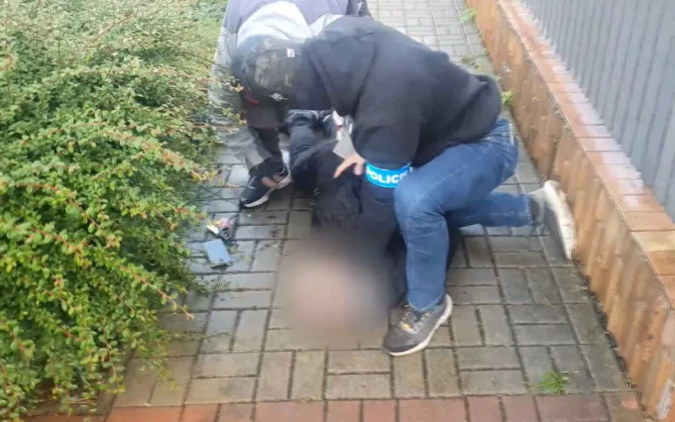 VIDEO: Muž zásoboval dealery pervitinem a marihuanou. Hrozí mu deset let ve vězení