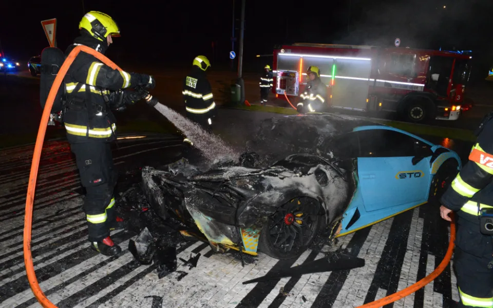 Příčina požáru se zatím vyšetřuje