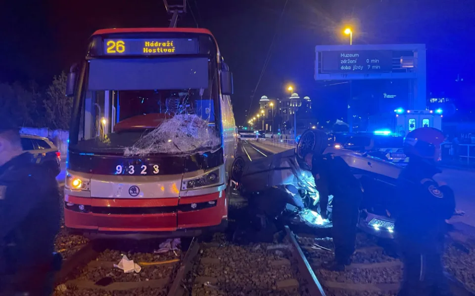 Zdrogovaný řidič narazil autem do tramvaje. Při nehodě se zranily dvě mladé ženy