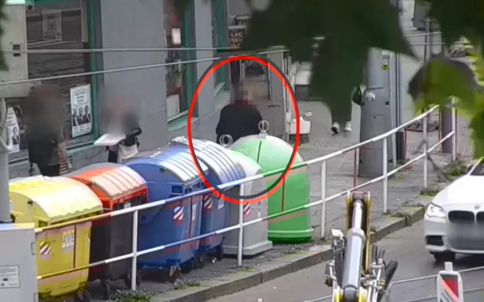 VIDEO: Opilý vandal vyváděl na Žižkově. Chtěl napadnout strážníka, skončil na záchytce