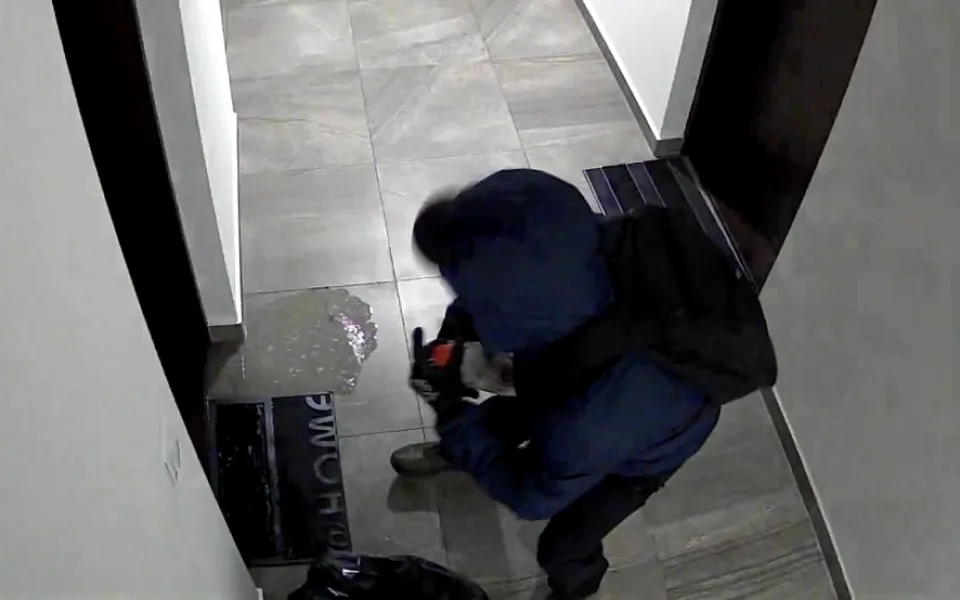 Po žháři pátrá policie.