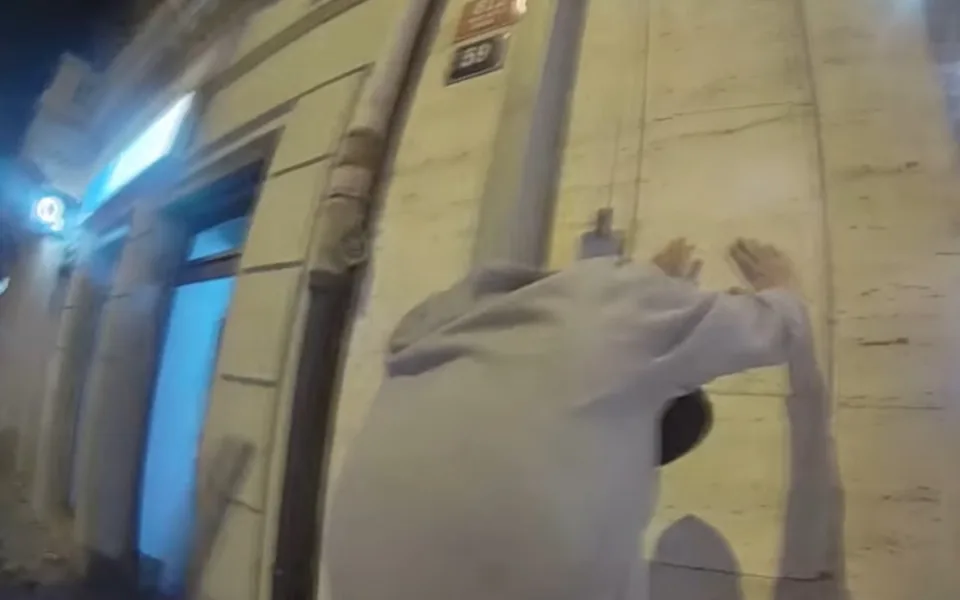 Mladík maloval na domy v centru Prahy pod kamerami. Skončil s pouty na rukou