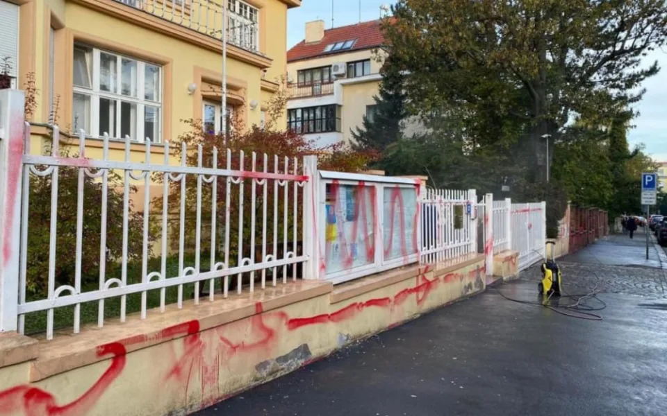 V noci na dnešek někdo polil ukrajinskou ambasádu v Praze červenou barvou
