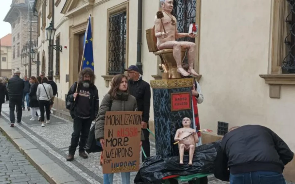 Před Pražským hradem se sešli demonstranti. Vyzývají ke sjednocení Evropské unie