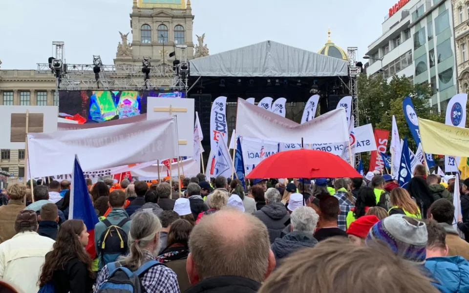 V Praze demonstrují tisíce odborářů. Požadují vyšší minimální mzdu nebo regulaci cen potravin