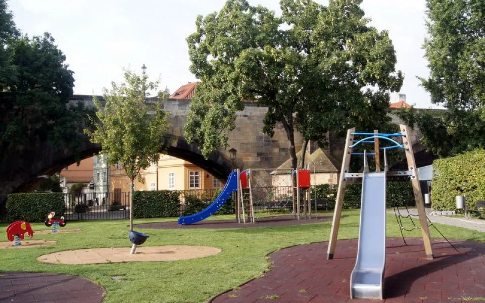 Praha 1 nově měří kvalitu ovzduší na vybraných dětských hřištích