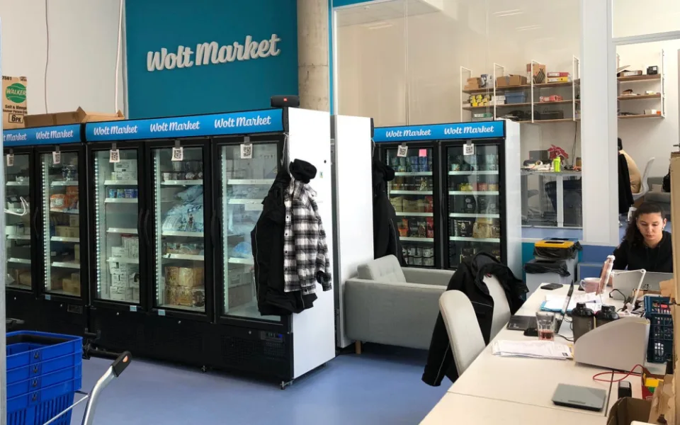 Wolt Market vypadá na první pohled jako normální obchod.