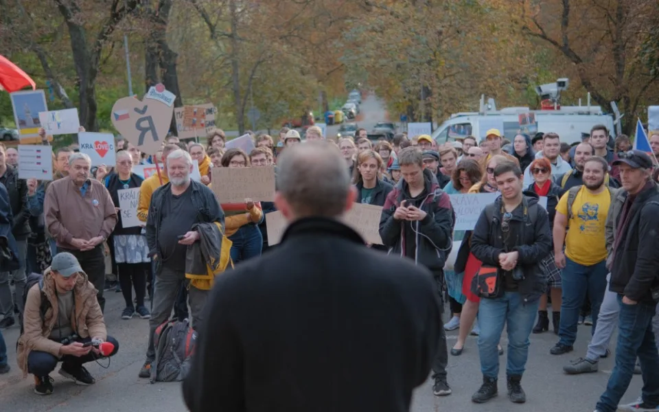 FOTOGALERIE: Lidé demonstrovali před ruskou ambasádou. Chtějí vrátit Kaliningrad Česku