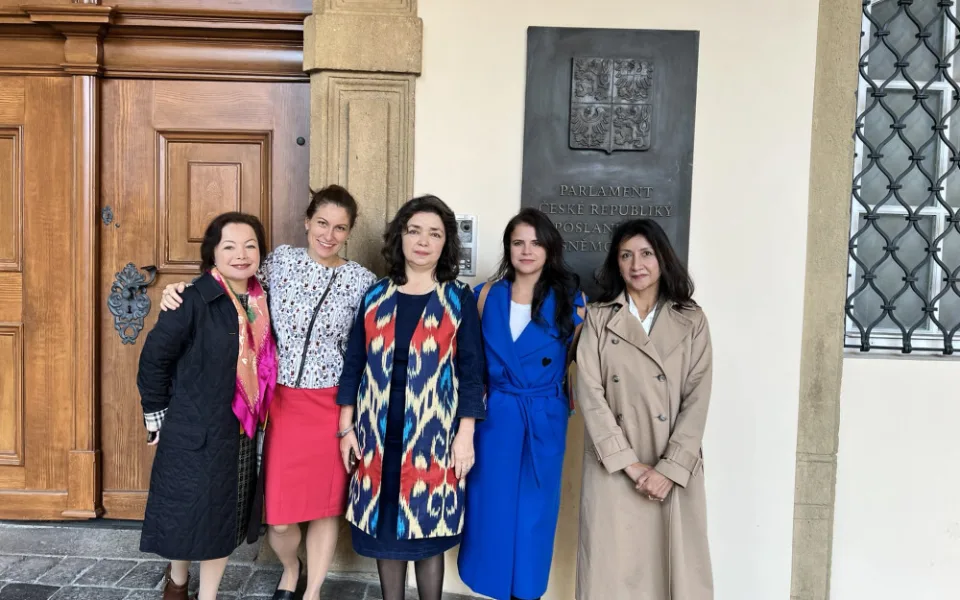 Rahima Mahmut, Eva Decroix, Kelbinur Sidik, Iveta Vancáková a Gulbahar Haitiwaji