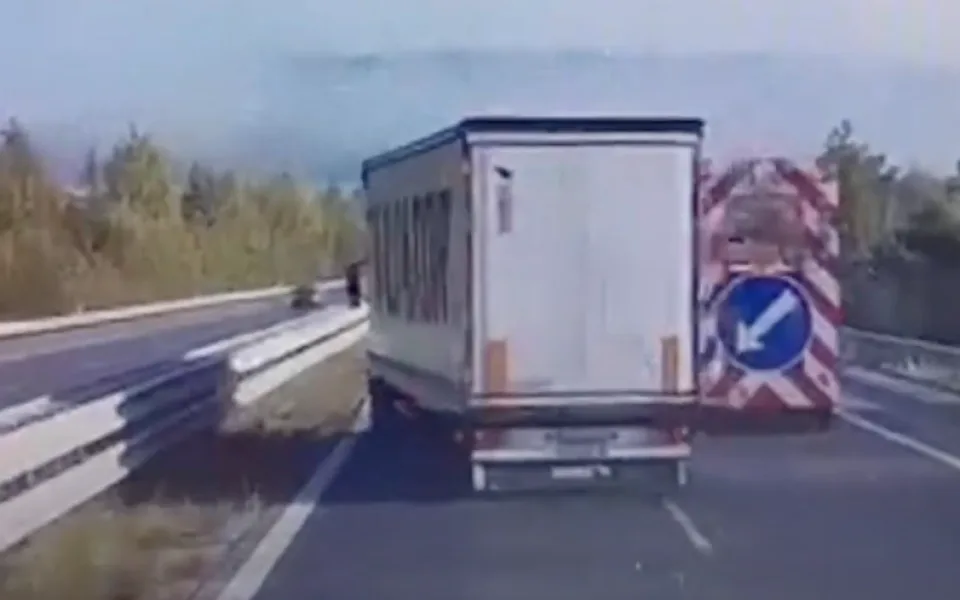Muž ohrozil víc než dvacet aut.