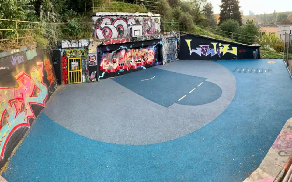 Ošuntělé zákoutí na Žižkově rozzářilo nové hřiště na streetball