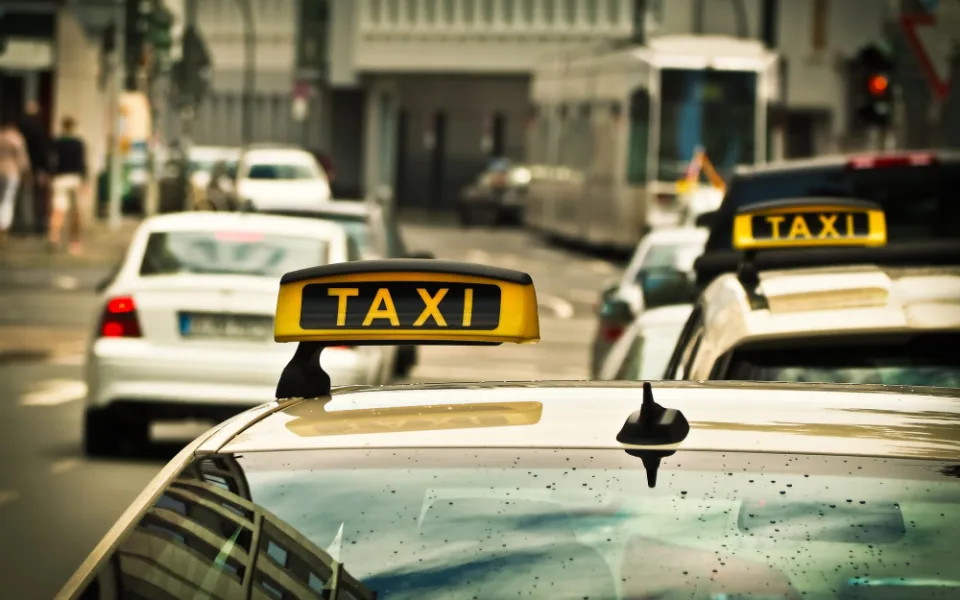 Taxikář chtěl za krátkou jízdu přes 7 tisíc korun. Hrozí mu odebrání licence