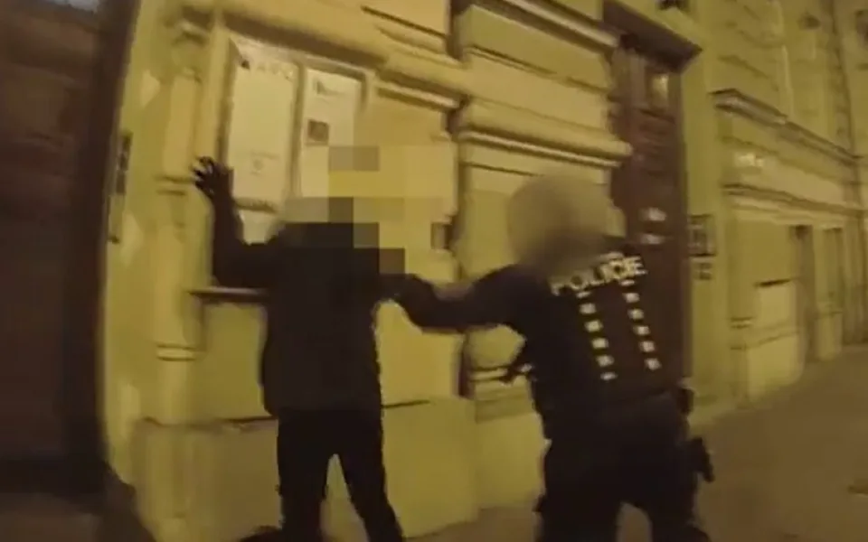 Mladík střílel z plynové pistole na Václaváku. Skončil v rukou policie