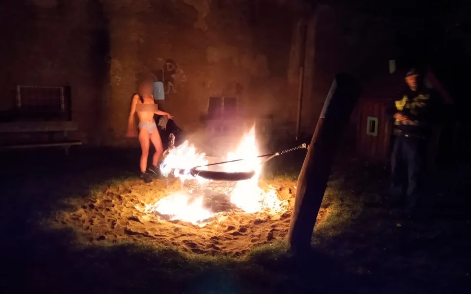 Žena se svlékla a tančila u zapálené houpačky.