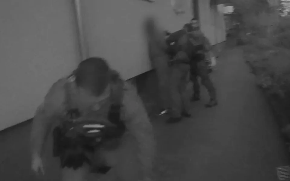 Dva muži kradli katalyzátory za zaparkovaných aut. Hrozí jim vězení