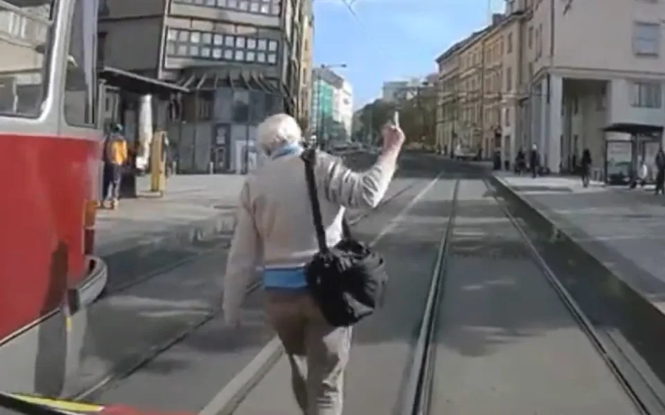 Muž blokoval průjezd sanitky. Posádce poslal nepopulárního fakáče