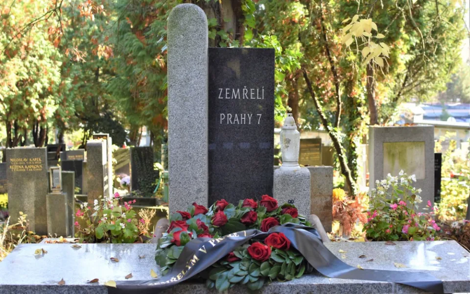 Městská část zřídila pro zesnulé hrob.