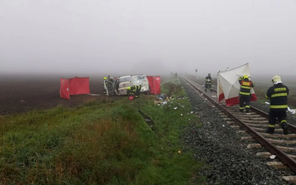 Tragédie na železnici u Prahy. Dodávku smetl vlak, dva lidé zemřeli