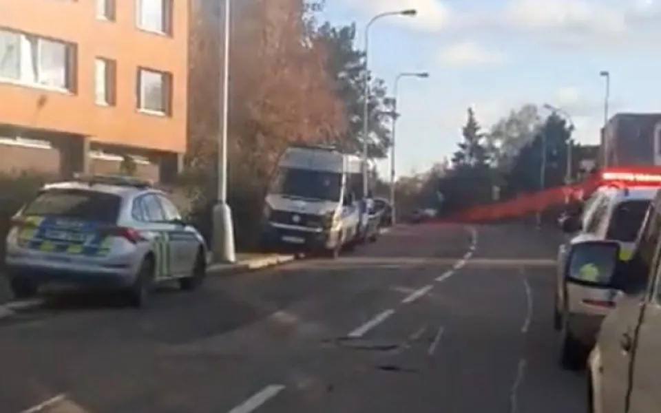 Tragédie v Praze. V bytě našli mrtvého mladíka, druhý leží pobodaný v nemocnici
