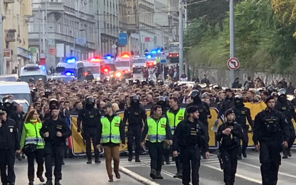 VIDEO: Vyprodané derby je tady. Tisíce fanoušků jsou v ulicích Prahy