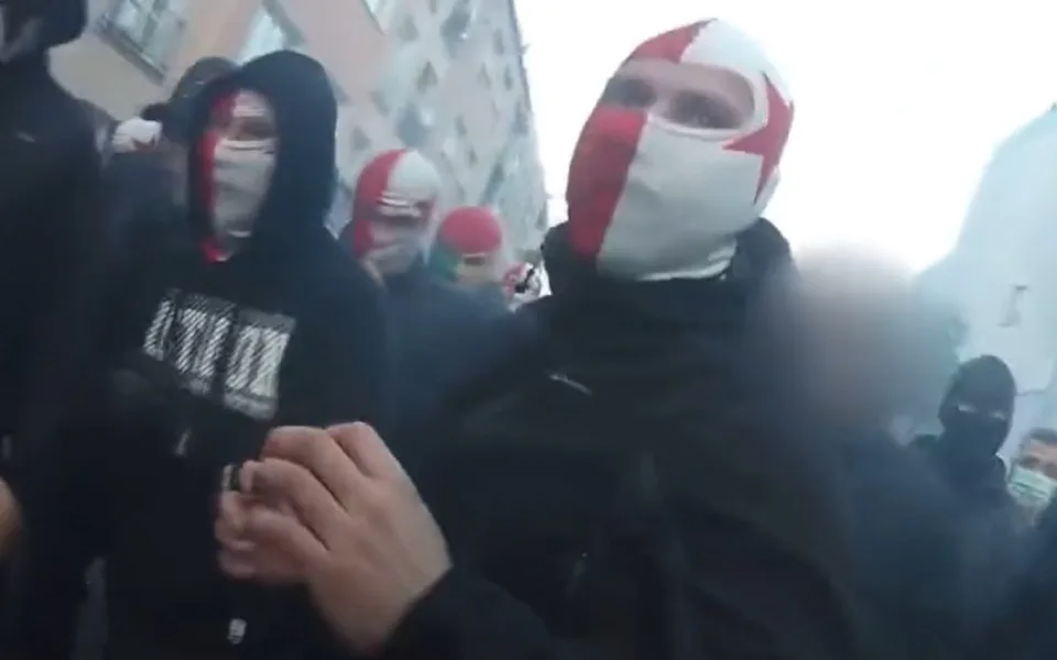 VIDEO: Přes sto chuligánů se před derby chtělo poprat v ulicích. Policie je rozehnala