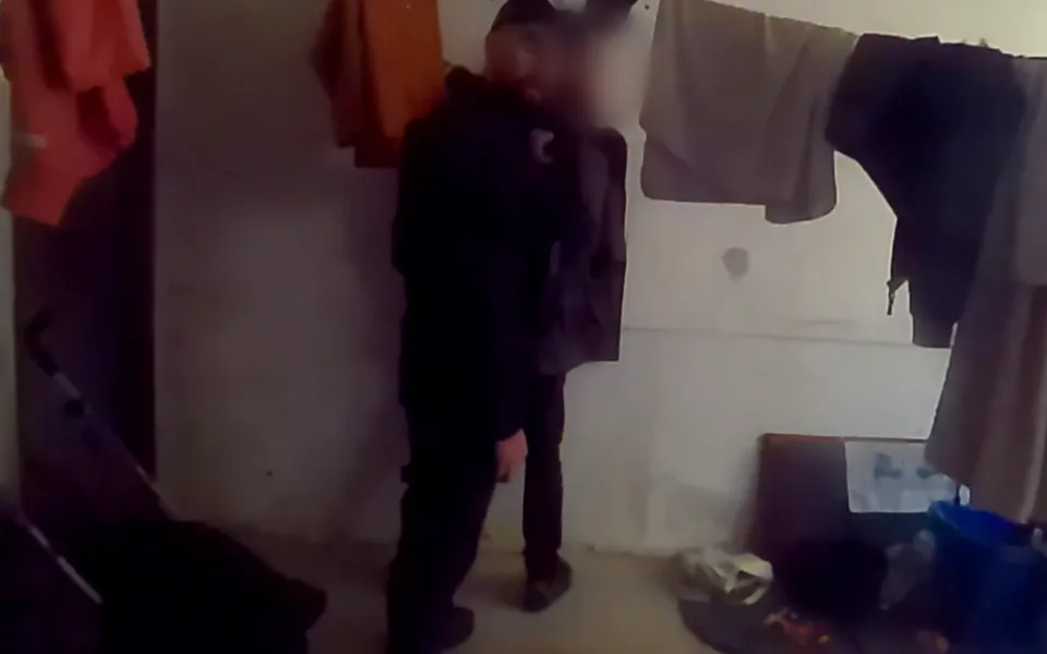 Muže přistihli s hodinkami na ruce.