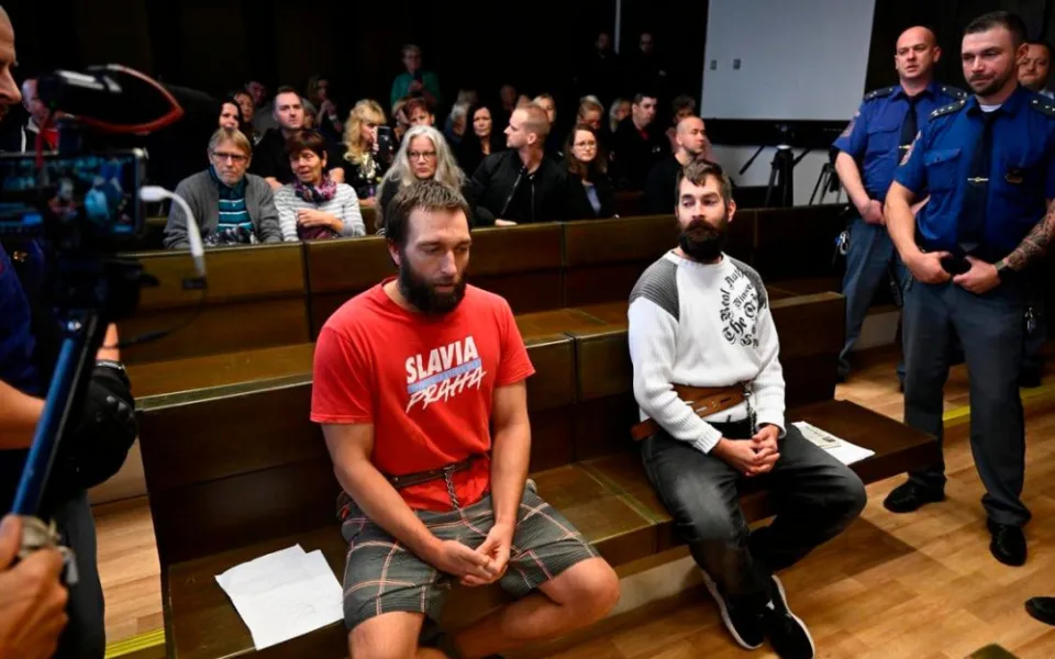 Okresní soud v Kladně projednával kauzu Patrika Tušla (vpravo) a Tomáše Čermáka (vlevo), kteří jsou stíháni pro přečiny hanobení národa, rasy, etnické nebo jiné skupiny osob. Foto: ČTK/Deml Ondřej