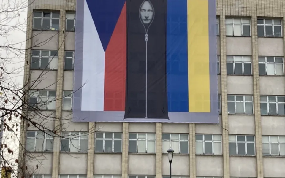 Vlajky budou na budově týden.