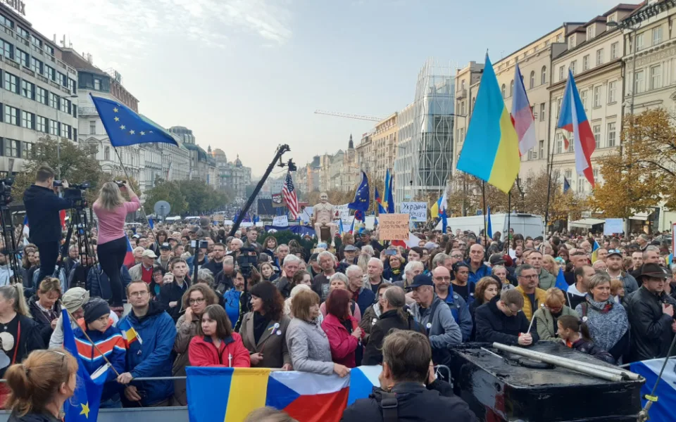 Na Václavském náměstí protestují desítky tisíc lidí, tentokrát proti extremismu. Promluví i první dáma Ukrajiny