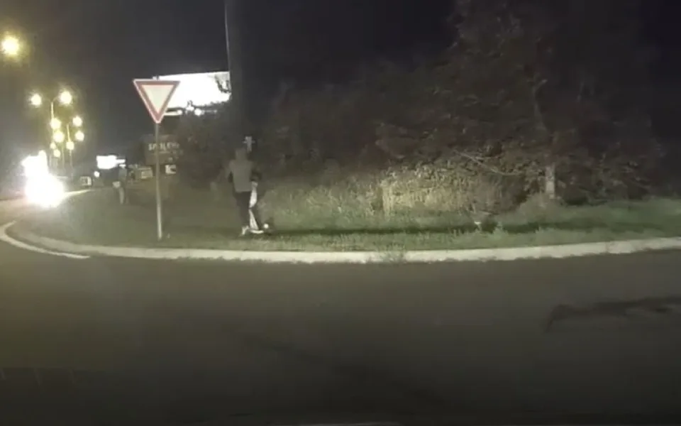 Muž ukradl sdílenou koloběžku. Na zahradě má dvě další