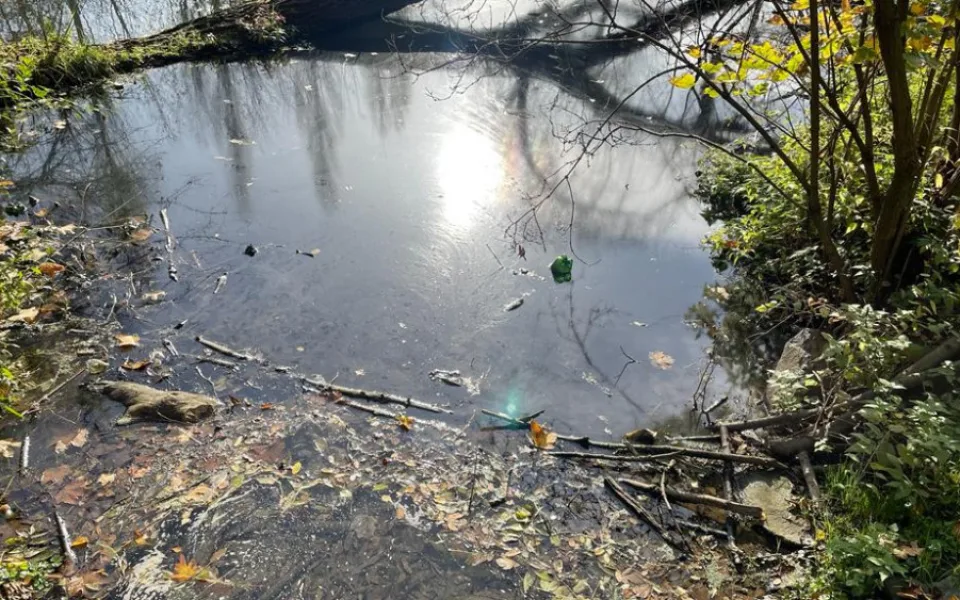 Do vodní nádrže někdo vyhodil sud s motorovým olejem. Zasahovali hasiči