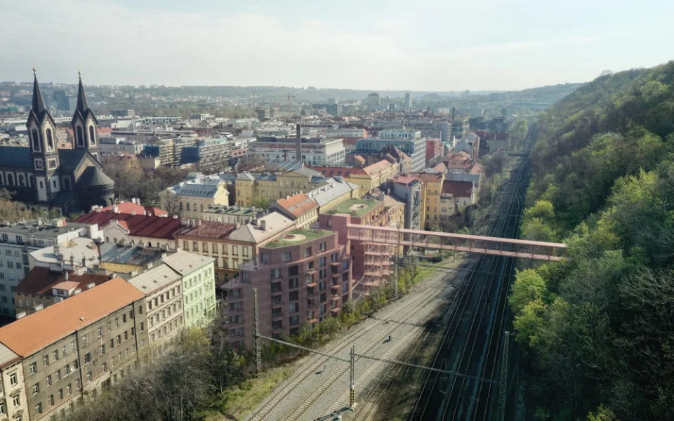 Vítkov a Karlín propojí lávka. Povede nad železniční tratí