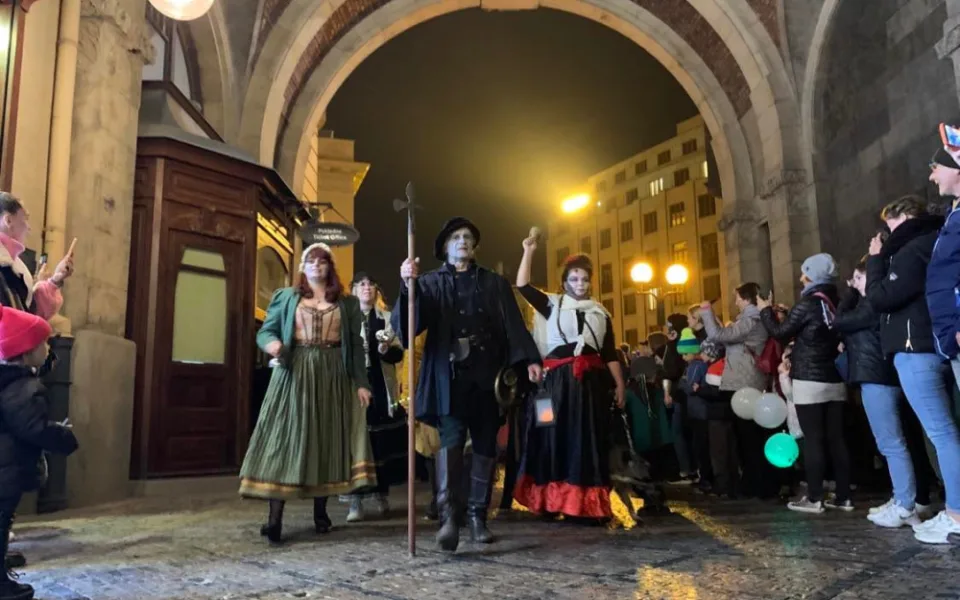 VIDEO: V Praze se slaví antihalloween. Do ulic vyrazila strašidla