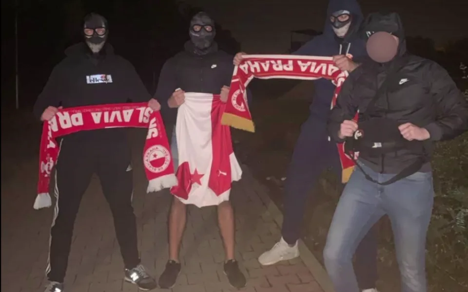 Mužu brali předměti s fotbalovou tématikou.