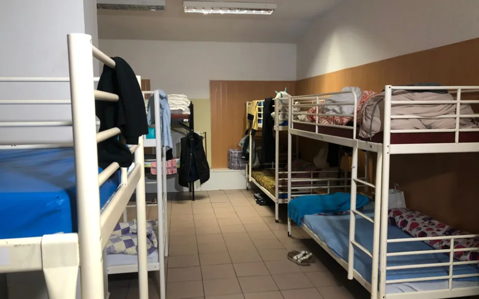 V objektu na Tusarove je 28 postelí jen pro ženy.