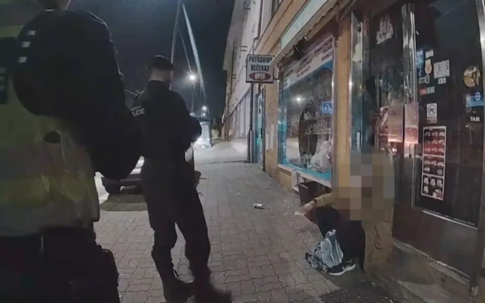 Žena na strážníky počkala na místě činu