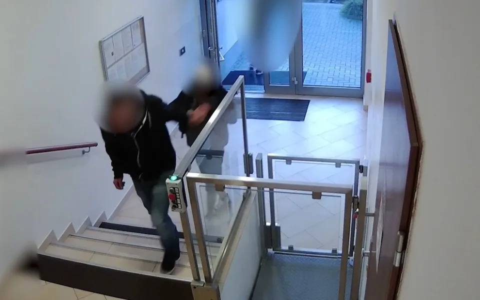 VIDEO: Zloděj kradl v kancelářích i sklepech. Jeho poslední výpravu mu překazila policie