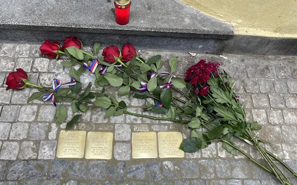 V Praze přibyly nové Kameny zmizelých. Připomínají oběti holocaustu a nacismu