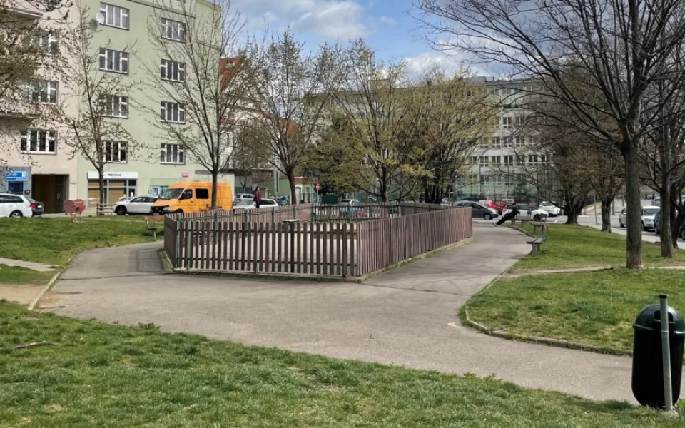 Aktuální stav veřejného prostoru u Vinohradské nemocnice.