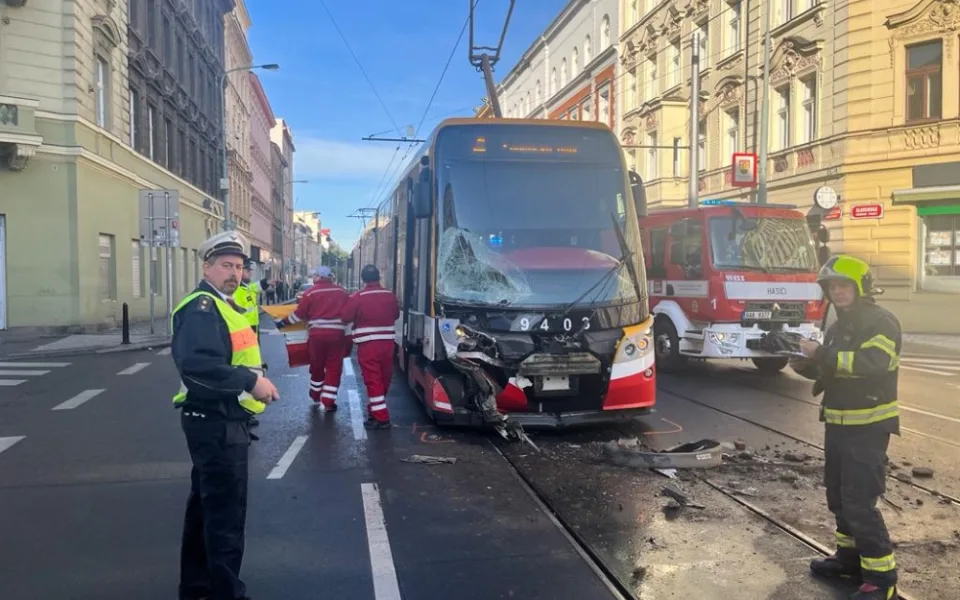 VIDEO: Nehoda nákladního auta a tramvaje přerušila provoz