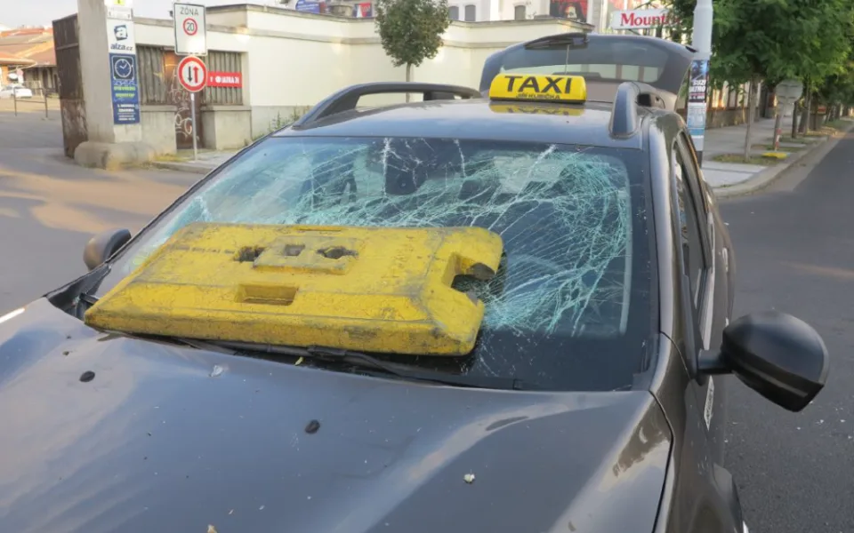 Na kapotu agresor hodil stojan od dopravní značky.