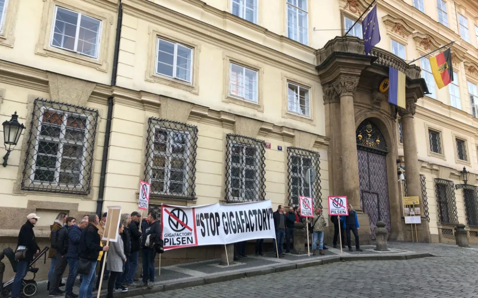 Před ambasádu přišly asi dvě desítky pilotů