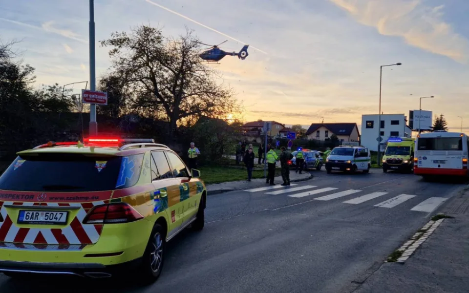 Mladíka srazil autobus. Skončil v nemocnici