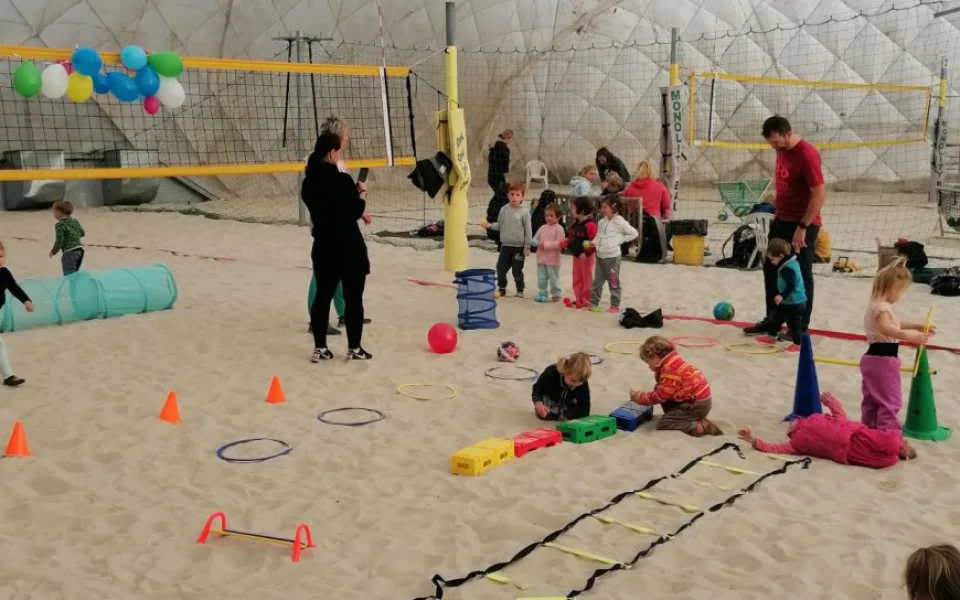Areál na plážové sporty v Praze 8 se mění na největší kryté pískoviště v Česku