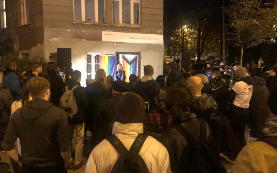 VIDEO: Před slovenskou ambasádou v Praze se sešli rodiče LGBT+ dětí