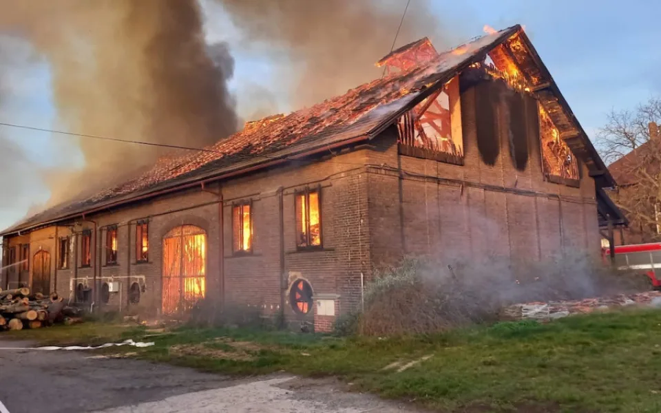 VIDEO: V Praze 8 vzplála stodola. Škoda je tři miliony